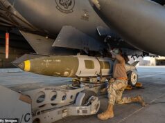 Donald Trump lança ataque aéreo massivo contra 70 alvos terroristas na Síria: o secretário de Defesa classifica isso como ‘uma declaração de vingança’ enquanto os EUA prometem continuar bombardeando