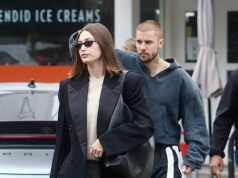 Justin Bieber e sua esposa Hailey parecem tensos no almoço após uma festa de feriado tarde da noite em meio a rumores de casamento