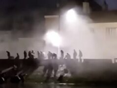 O vídeo mostra a polícia francesa a atirar gás lacrimogéneo contra migrantes que tentavam lançar um pequeno barco perto de Calais – horas antes de mais 700 pessoas chegarem hoje ao Reino Unido