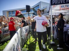 Fãs de Charlie Kirk posam para selfies na recriação do local onde foi assassinado durante debate na Universidade de Utah Valley