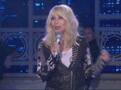 Cher acusada de sincronizar os lábios NOVAMENTE enquanto a performance do SNL deixa os fãs gritando de tanto rir