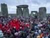 Milhares de pessoas se reúnem em Stonehenge para celebrar o solstício de inverno: multidões se reúnem no monumento histórico para ver o nascer do sol no dia mais curto do ano