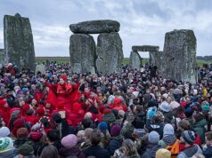 Milhares de pessoas se reúnem em Stonehenge para celebrar o solstício de inverno: multidões se reúnem no monumento histórico para ver o nascer do sol no dia mais curto do ano