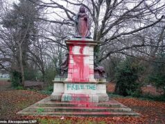 Fúria quando a estátua da Rainha Vitória é profanada com pichações pró-Palestina em apoio aos grevistas de fome