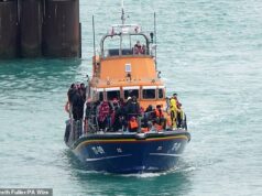 A promessa trabalhista de “parar os barcos” está em frangalhos, já que mais de 41.000 migrantes chegaram à Grã-Bretanha em pequenos barcos em 2025