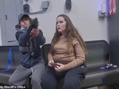 Momento de parar o coração, ladrão de lojas saca arma para atirar em policial à queima-roupa