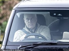 O abatido Andrew é visto pela primeira vez desde a foto do envergonhado real deitado no colo de cinco mulheres, divulgada nos Arquivos Epstein