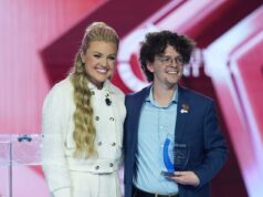 Erika Kirk sofre um embaraçoso lapso de língua ao homenagear estudante em nome do marido falecido