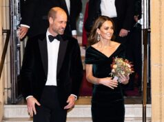 A grande noite de Kate e William! Princesa sorri quando Jason Manford assume as rédeas do Royal Variety Show pela primeira vez