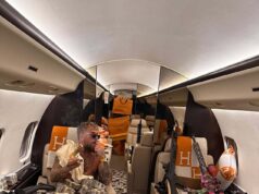 Vale a pena quebrar o queixo, Jake? Paul, com cicatrizes de batalha, exibe seus ganhos na derrota por nocaute de £ 140 milhões contra Anthony Joshua – posando com maços de dinheiro e SEIS armas em um jato particular