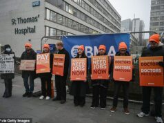 Médicos em greve voltam ao trabalho após uma paralisação de cinco dias que prejudicou os serviços hospitalares na Inglaterra quando a epidemia de gripe atingiu