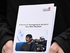 Pessoas em luto ocupam as ruas para prestar homenagens finais à lenda do The Stone Roses, Gary ‘Mani’ Mounfield, no funeral da estrela