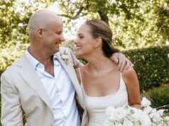 A estrela do críquete Andrew Strauss, 48, se casa com um executivo de relações públicas 18 anos mais novo – sete anos após a morte de sua esposa Ruth de câncer de pulmão