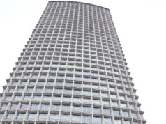 Banksy revela nova obra de arte que mostra duas pessoas deitadas na rua olhando para um arranha-céu de Londres