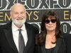 As certidões de óbito de Rob e Michele Reiner revelam novos detalhes sobre assassinatos brutais com faca enquanto os corpos do casal de Hollywood são cremados