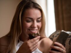 Por que é melhor que sua cintura role no TELEFONE enquanto come, em vez de assistir TV