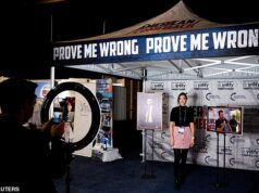 Fury as Turning Point constrói uma réplica da tenda de onde Charlie Kirk foi assassinado para que os fãs possam tirar SELFIES