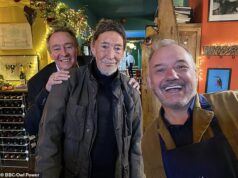 Bob Mortimer presta uma homenagem hilariante ao ‘gigante brilhante e engraçado’ Chris Rea enquanto ele relembra sua lendária história de ‘ovo no banho’ para o deleite dos fãs
