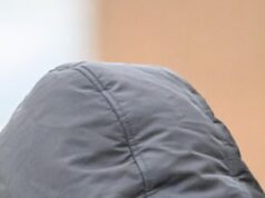 Cinco homens comparecem ao tribunal acusados de uma série de crimes sexuais depois que o marido foi acusado de drogar e estuprar sua esposa durante um período de 13 anos