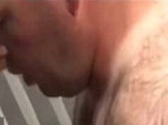 A polícia procura o SÉTIMO homem por suposto drogar e estuprar a esposa enquanto seis pessoas, incluindo seu marido, comparecem ao tribunal acusado de mais de 50 crimes