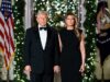 Melania e Donald Trump zombaram impiedosamente de uma foto séria de Natal: ‘Por que eles não estão sorrindo?’