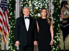 Melania e Donald Trump zombaram impiedosamente de uma foto séria de Natal: ‘Por que eles não estão sorrindo?’