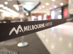 Britânico, de 35 anos, é preso no aeroporto australiano ‘após tentar agarrar a arma de um policial ao tentar embarcar em um voo sem passagem’