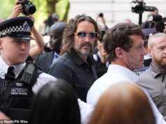 Russell Brand brinca sobre o próximo processo judicial enquanto ataca a proposta do governo de cancelar os julgamentos com júri horas depois de ter sido acusado de duas novas acusações de estupro e agressão sexual