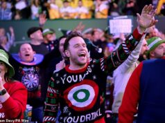 Olly Murs é vaiado pelos fãs no Campeonato Mundial de Dardos quando um antigo tweet ressurge