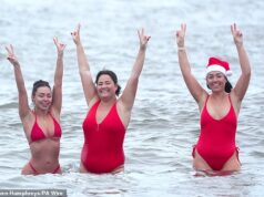 Nadadores festivos vão à praia para um mergulho corajoso na véspera de Natal, enquanto o alerta de frio é emitido com temperaturas programadas para cair até -5ºC