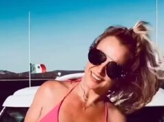 Britney Spears dança corajosamente de biquíni e beija um homem misterioso após um vídeo selvagem