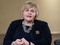 A parteira que lidera a maior investigação sobre falhas na maternidade na história do NHS está cobrando dos contribuintes até £ 26.000 por mês