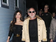 Lauren Sanchez mostra sua figura esbelta em um macacão semi-transparente colante ao sair com Jeff Bezos