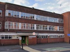 Médico ‘altamente qualificado’ bebeu uma garrafa de vodca antes de bater em carros estacionados em frente à escola