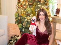 Sofia Vergara exibe uma exibição sexy e sazonal em pijama de veludo vermelho para a sessão de fotos da véspera de Natal com cachorros amados