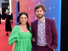 A estrela de Inbetweeners, James Buckley, revela seu ÚNICO segredo para um casamento feliz com a esposa Clair, após mais de uma década de casamento e dois filhos