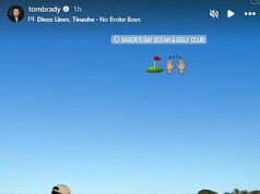 Tom Brady mostra um físico musculoso enquanto sai sem camisa para uma partida de golfe na véspera de Natal com o filho Jack