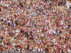 Cenas de cair o queixo enquanto milhares de mochileiros se espremem em uma das praias mais famosas da Austrália para as celebrações do Dia de Natal