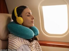 O viajante compartilha o item essencial que ajuda você a dormir durante um voo – e custa apenas £ 8
