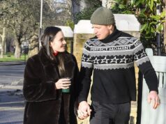 Holly Ramsay e Adam Peaty dão as mãos para se juntar à família dela em uma caminhada na manhã de Natal, enquanto sua mãe e seu pai distantes saem sozinhos dois dias antes de seu grande casamento de primeira linha
