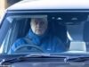 Solitário neste Natal para Andrew Mountbatten-Windsor enquanto ele sai de carro do Royal Lodge depois de ser impedido de comparecer ao serviço religioso em Sandringham