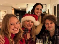 Christie Brinkley, 71, faz o raro movimento de posar com todos os três filhos que teve com três homens diferentes