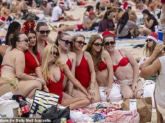 Furiosos australianos atacam mochileiros que jogaram 20 TONELADAS de lixo na icônica Coogee Beach, em Sydney, durante as celebrações do ‘Natal dos Órfãos’ – enquanto o prefeito frustrado ataca: ‘Imundo’