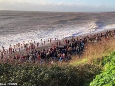 Minutos para o desastre da natação no dia de Natal: momentos depois que esta foto foi tirada, dois nadadores desapareceram quando a tragédia atingiu a tradição festiva
