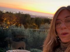 Jennifer Aniston marca o primeiro Natal com o novo namorado enquanto dá uma espiada em sua casa em Hollywood