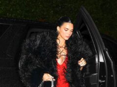 Kendall Jenner surpreende com vestido de lantejoulas vermelhas e casaco de pele dramático para sair à noite na véspera de Natal