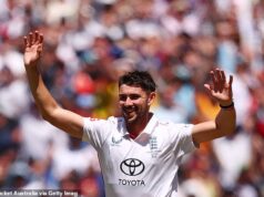 A Inglaterra implode quando 20 postigos caem no caótico dia de abertura do Boxing Day Test – enquanto grandes jogadores de críquete atacam o campo ‘chocante’ do MCG, escreve LAWRENCE BOOTH