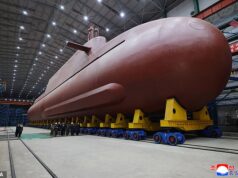 Kim Jong Un exige mais armas de última geração enquanto leva sua filha para ver o mais recente submarino de transporte de mísseis com propulsão nuclear da Coreia do Norte