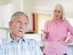 Primeiro, meu marido de meia-idade estava distante. Então ele ficou grudado no telefone. Quando finalmente descobri o que ele estava fazendo, isso nos destruiu. Agora quero avisar outras esposas