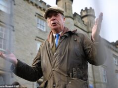 Nigel Farage defende as caçadas no Boxing Day enquanto Keir Starmer se move para proibir a caça em trilhas e a maioria dos eleitores diz que os trabalhistas alienaram as comunidades rurais